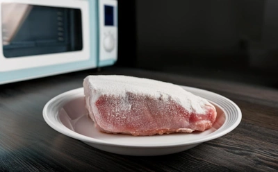 Такая разморозка губит даже свежее мясо: какие методы допустимы и от каких точно стоит отказаться