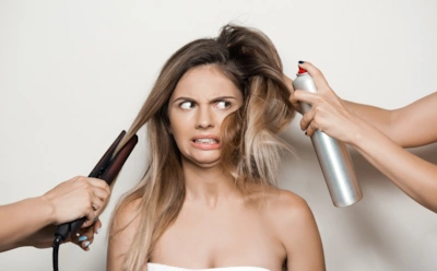 Привычки, которые убивают ваши волосы: ошибки в мытье и уходе, которые делают их сухими и ломкими