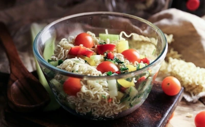 Всего 3 добавки — и шедевр готов: как сделать из лапши быстрого приготовления сбалансированное блюдо