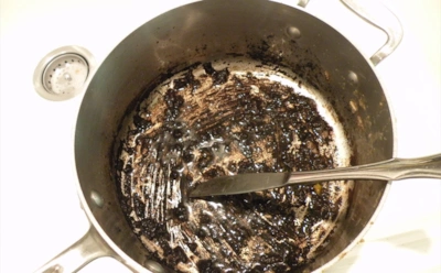 Нагар на дне кастрюли отходит за 60 секунд: этот метод нагрева справится даже с плотным налетом