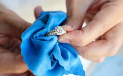 Поэтому камни в украшениях теряют блеск: как правильно чистить и защищать их от повреждений
