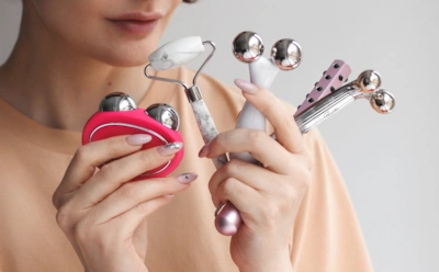 Этот выбор влияет на результат: какие массажёры для лица дают лифтинг, а какие — лишь снимают отек