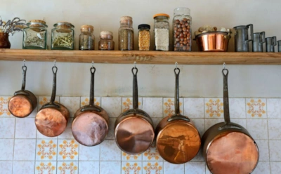 Медная посуда не прощает этих ошибок: как чистка и условия хранения влияют на вкус и вид блюд