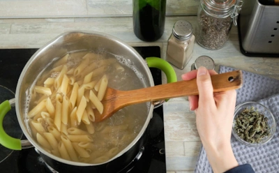 Даже дешевые макароны заиграют иначе: этот необычный способ приготовления сделает вкус ярче