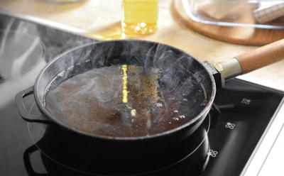 Если еда начала прилипать к сковороде: не спешите за новой — эти 3 средства восстановят покрытие