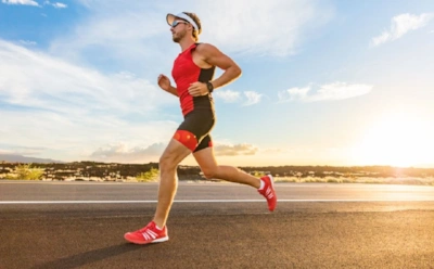 Бег утром или вечером — что лучше: как время тренировки влияет на жиросжигание, стресс и результат
