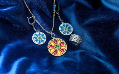 Камни и эмаль требуют разного ухода: какие упущения в чистке и хранении быстро портят украшения