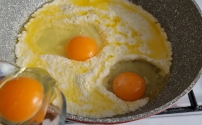 Молоко лишь портит омлет: почему блюдо оседает и чем его заменить для устойчивой пышности