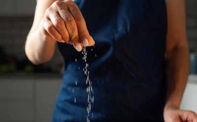 Почему никому нельзя давать соль и веник: приметы о вещах, которые незаметно уносят счастье и достаток