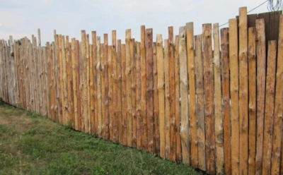 Забор почти бесплатно: как огородить участок из подручных материалов и не тратиться на металл