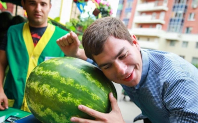 Как должен «отвечать» арбуз: как звук выдает спелость плода и что скрывается за этой старой привычкой