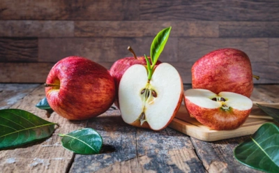 Яблоки полезны не всем: кому они вредят и почему даже суперфрукт может вызвать боль и дискомфорт