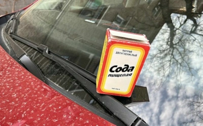 Сода вместо антидождя: как порошок меняет поведение воды на стекле и чем это может обернуться