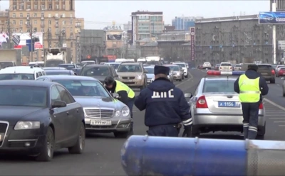 Запомните это, чтобы не лишиться прав: как действовать, если автомобиль ГАИ перекрыл проезд