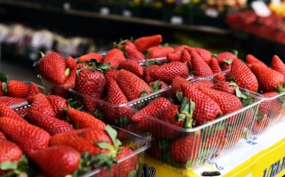 Вы покупаете клубнику слишком рано: почему летняя ягода безопаснее и полезнее ранней с прилавков
