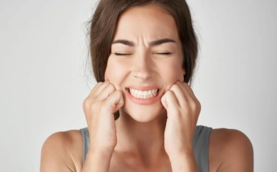 Если лицо «каменеет» к вечеру: дело не в коже, а в челюсти — и вот почему