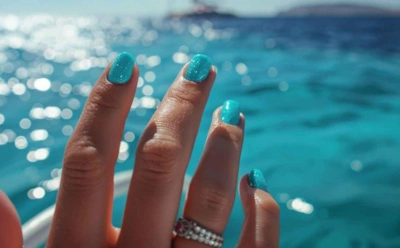 Этот маникюр выдержит море и песок: какие техники помогут сохранить аккуратный вид весь отпуск