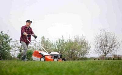 Садовая техника губит слух: как сезонные работы на даче перегружают уши и ускоряют их старение