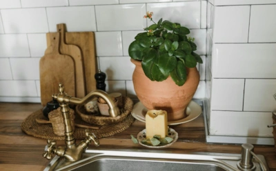 Этот угол на кухне притягивает деньги: какие вещи в углу по поверьям привлекают финансовую удачу