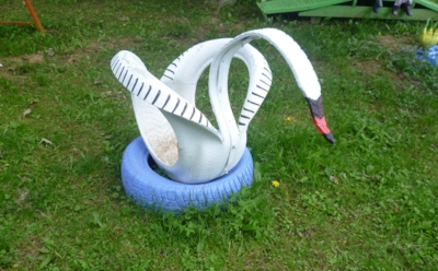 Лебеди из шин теперь под запретом: почему покрышки попали под штрафы и что делать дачникам