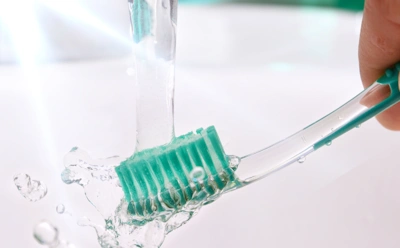 Неактуальная привычка из СССР: не ошпаривайте новую зубную щетку — это лишь вредит вам