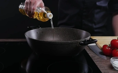 Из-за этой ошибки пригорает еда: когда лить масло, чтобы сохранить вкус, текстуру и срок службы посуды