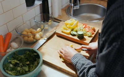 Нарезка меняет вкус блюда: как форма кусочка влияет на хруст, сочность и аромат овощей