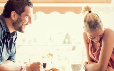 Почему вы не умеете принимать комплименты: из-за чего мозг отвергает похвалу и как это изменить