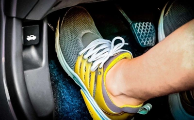 Чем опасен запуск без сцепления: чем трансмиссия мешает двигателю и зачем ее отключают педалью