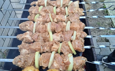 Сочный шашлык — это не только шея: в чем брюшная часть выигрывает при приготовлении на мангале