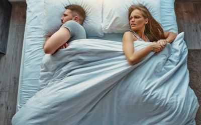 Почему не стоит спать под одним одеялом: как экономная привычка из прошлого снижает качество сна