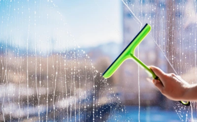 Уникальная способность пены для бритья: опытные хозяйки наносят ее на окна — и вот почему