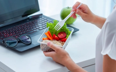 Если офис — ваш второй дом: чем заменить печенье и чипсы, чтобы не терять форму и продуктивность