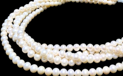 Снимите его перед душем — спасете блеск: как защитить жемчуг от воды, солнца и косметики