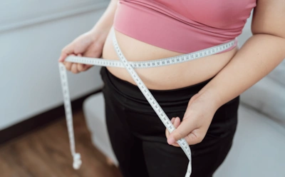 Едите меньше, а вес стоит: как гормоны блокируют сжигание жира и удерживают лишние килограммы