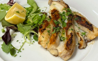 Легкий ужин за 30 минут без духовки: белая рыба на сковороде получается сочной и нежной — попробуйте
