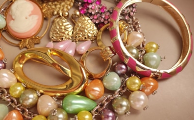 Из-за этого бижутерия теряет свой вид: какие ежедневные привычки портят украшения и как сохранить их блеск
