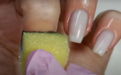 Маникюр, который ловит свет: сияющее омбре заменяет классику и легко повторяется без мастера