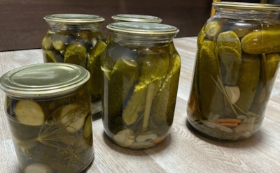 Жестяные крышки с банок идут в дело: зачем их красят, склеивают и цепляют на холодильник