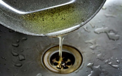 Жир и соусы губят трубы: почему горячая вода не спасает от засоров и что происходит внутри