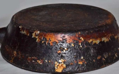 Нагар на сковороде не трогают руками: как превратить его в мягкую массу и легко смыть водой