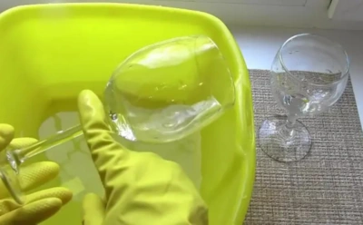 Моете стекло, а оно мутнеет: почему протирание уксусом не работает и как правильно убрать налет