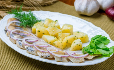 Эта дешевая рыба полезнее красного мяса: почему пожилым советуют есть селедку почти каждый день