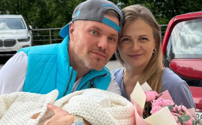 Слезы счастья в роддоме: Саша Попов из "Турбомоды" стал отцом в 45 лет