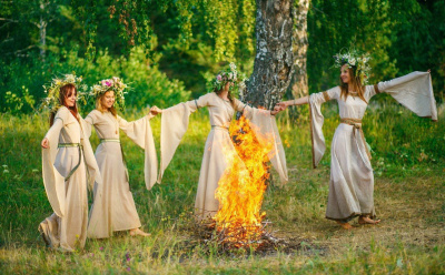 У лета есть свои ритуалы: как в разных странах встречали сезон плодородия задолго до современных фестивалей