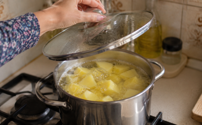 Кастрюлю с картошкой закрываю не до конца: как сохранить клубни целыми и не получить водянистую кашу