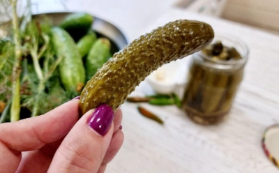 Маринованные огурцы должны хрустеть, а не мяться: одна пряная веточка сохранит тот самый плотный хруст