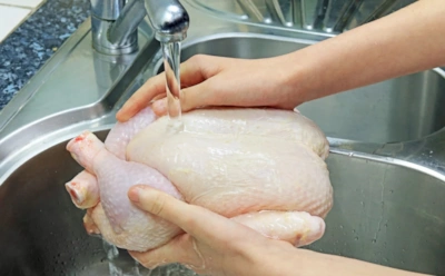 Никогда не мойте эти продукты перед готовкой: как вода снимает защиту, портит текстуру и разносит бактерии