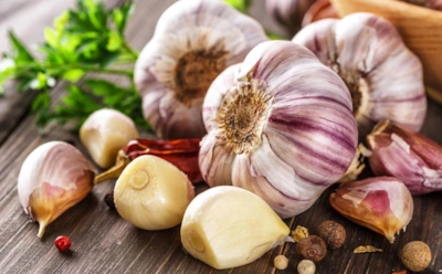 Чеснок кладут в супы и рагу, а пользы ноль: в какой момент продукт теряет свои главные свойства