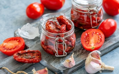 Вяленые помидоры без духовки и сушилки: этот дачный способ дает вкус не хуже магазинного